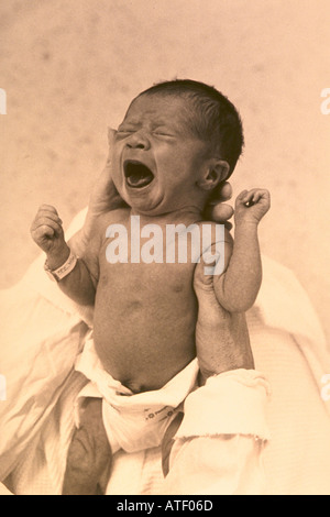 Neuen geborenes Baby weint und hielt in den Händen einer Krankenschwester Stockfoto