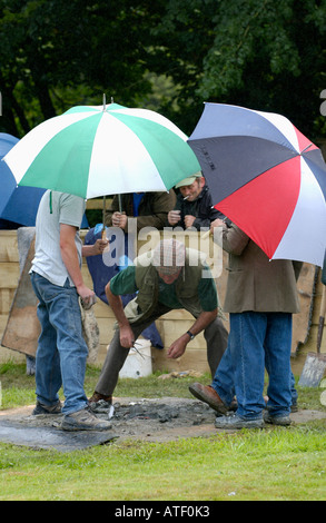 Schiedsrichter in der konstituierenden British Open Quoits Championship im Dorf von Pumpsaint Carmarthenshire West Wales UK Stockfoto