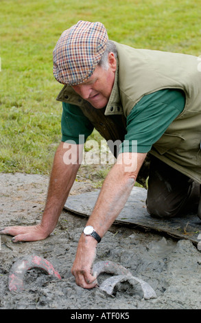 Schiedsrichter in der konstituierenden British Open Quoits Championship im Dorf von Pumpsaint Carmarthenshire West Wales UK Stockfoto