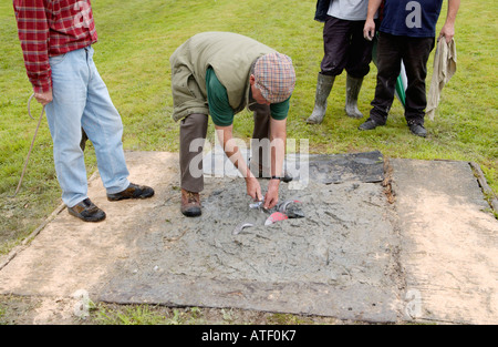 Schiedsrichter in der konstituierenden British Open Quoits Championship im Dorf von Pumpsaint Carmarthenshire West Wales UK Stockfoto