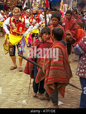 Indigene Völker Mann-Junge in bunten Kostümen feiern Geschichte Tanz Akt Inka Vorfahren Pisac Peru Süden Lateinamerikas Stockfoto