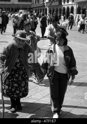 "Gene" alte Frau Großmutter Mädchen Enkelin Spaziergang März zusammen halten Hände mageres Pass auf Cuzco Peru Latin Südamerika Stockfoto