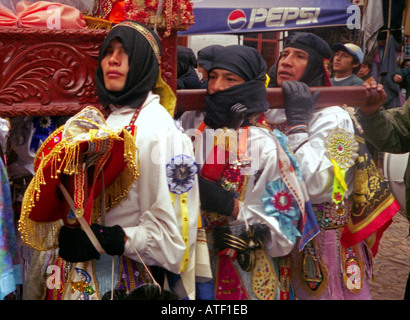 "Meine zwei Götter und ich" Gruppe unheimlich Männer bunt dekoriert Kostüme tragen Stall auf Schultern Pisac Peru Südamerika Latein Stockfoto