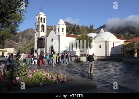 Am frühen Morgen Wanderer treffen außerhalb der Kirche von San Fernando Rey, Santiago del Teide, Teneriffa, Kanarische Inseln, Spanien Stockfoto