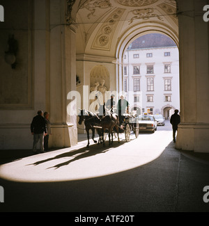 Pferdekutsche in ein Tor der Hofburg in Wien, Österreich Stockfoto