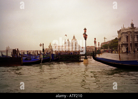 Wasserlandschaft Flut Gondeln Docking-San Marco Saint Mark quadratische Venedig Veneto Nordosten Italien Nordeuropa Stockfoto