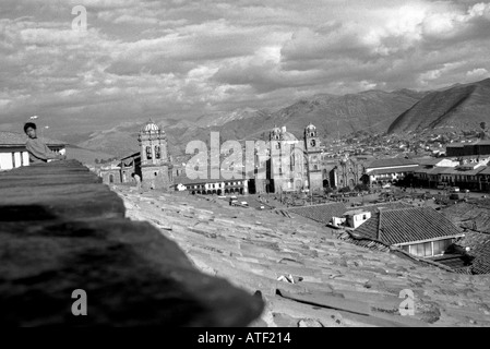 Panoramablick auf Kolonie Stadthaus Kirche Kathedrale dominieren Quadratmeter Dach Fliese Mount Wolke Himmel Cuzco Peru Südamerika Latein Stockfoto