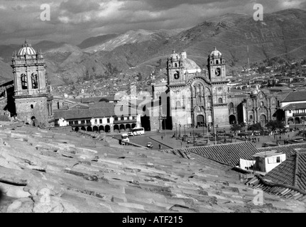 Panoramablick auf Kolonie Stadthaus Kirche Kathedrale dominieren Quadratmeter Dach Fliese Mount Wolke Himmel Cuzco Peru Südamerika Latein Stockfoto