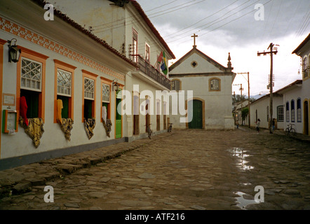 Panoramablick auf typischen bunten koloniale Stadt Landhaus Kirche Straße Paraty Rio de Janeiro Brasilien Brasil Süden Lateinamerikas Stockfoto