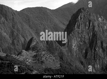 Panoramablick über die verlorene Stadt der Inkas und Huayana Picchu Machu Picchu Cuzco Peru Südamerika Latein Stockfoto