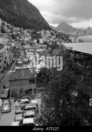 Panorama typische Favela Hügel Hang Wohnstätten errichtet übereinander Vidigal Rio de Janeiro Brasilien Brasil Süden Lateinamerikas Stockfoto