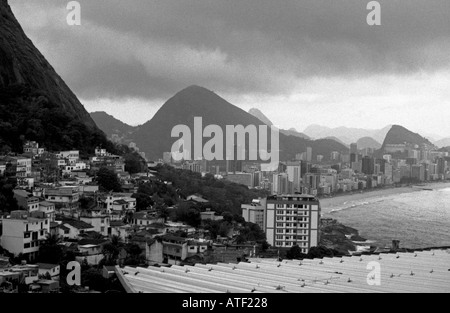 Panorama typische Favela Hügel Hang Wohnstätten errichtet übereinander Vidigal Rio de Janeiro Brasilien Brasil Süden Lateinamerikas Stockfoto