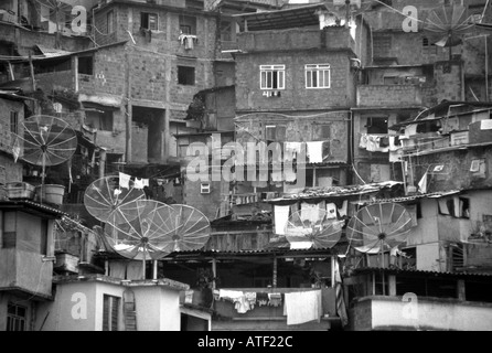 Panorama Wohnstätten gebaut Top gegenseitig großen Fernseher Parabolantenne S. Marta Rio de Janeiro Brasilien Brasil Süden Lateinamerikas Stockfoto