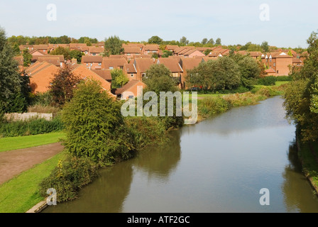 Milton Keynes Grand Union Canal traditionellen modernen Backsteingebäude Familie Häuser Buckinghamshire Dollars England HOMER SYKES Stockfoto