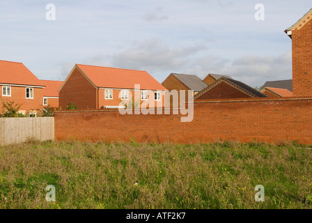 Neubau Häuser Familieneinsteigerhäuser ein Bauprojekt auf dem Grünfeld Calvert Steeple Claydon Buckinghamshire Bucks England 2006 2000er Jahre Stockfoto