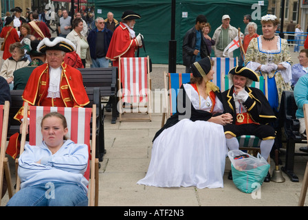 Zuschauer schauen sich die National Town Criers Championship Hastings East sussex England 2006 2000s UK HOMER SYKES an Stockfoto