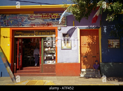 Traditionelle typischen kolonialen Straßenbild Stadtbild Souvenirshop Caminito Boca Buenos Aires Argentinien Lateinamerika Südamerika Stockfoto