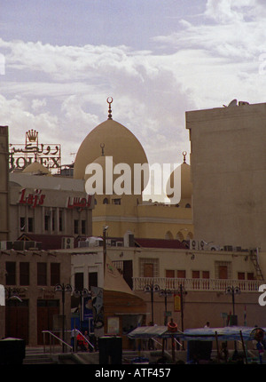 Traditionelle typischen farbenfrohen Kolonialgebäude Straßenbild Stadtbild Moschee Wolken Dubai UAE Middle East South Asia Stockfoto