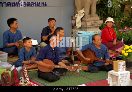 Gruppe von Männern & Jungs spielen traditionellen alten Gitarren & musikalische Instrumente Outdoor-Chiang Rai Thailand Südostasien Stockfoto