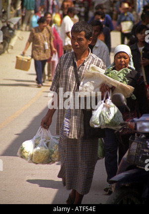 Indigenen Mann in traditioneller Kleidung tragen Blumenkohl & Brokkoli über Grenze Sisophon Kambodscha Südost-Asien Stockfoto