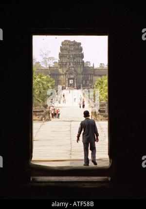 Tür Einschleppungsweg herrlichen alten Hindu-Tempel Leute Mann Frau Touristen kommen, gehen, Angkor Wat Kambodscha Südost-Asien Stockfoto