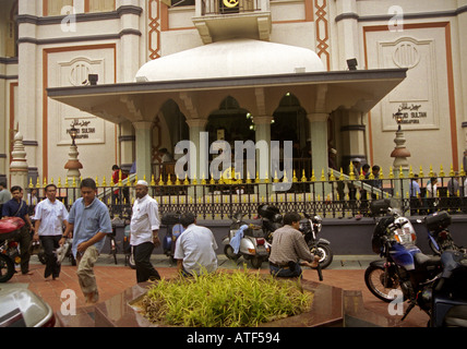 Panoramablick über typische üppige Moschee Eintrag im Stadtzentrum Mann Männer kommen, gehen, Muslim Centre arabischen St Singapore Südostasien Stockfoto