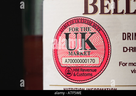 Britische Steuer Pflicht Einnahmen Logo auf Whisky-Flasche Stockfoto