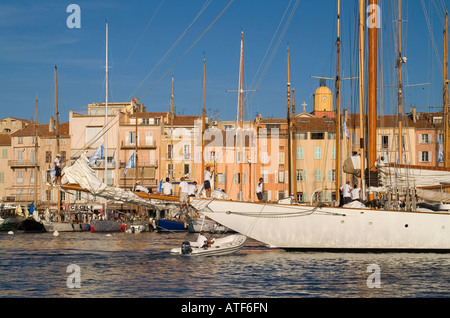 Eine klassische Yacht im Hafen von St Tropez Stockfoto