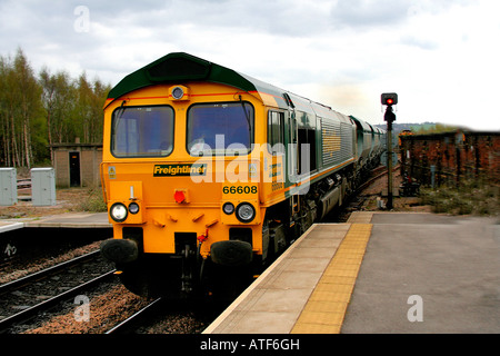 Freightliner 66608 Diesel trainieren mit einer Linie von Containern unterwegs in Chesterfield Station East Midlands Linie England Großbritannien Stockfoto