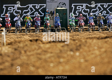 Ein Motocross MX Racer bereit an den Start. Stockfoto