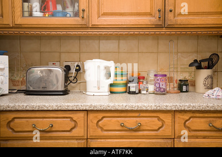 Küchengeräte auf einer Arbeitsplatte Stockfoto