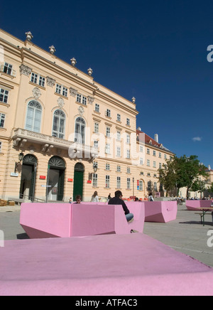 MQ, Sofas Sommer in Museen Viertel Wien, rosa Stockfoto