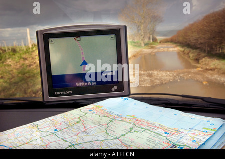 Ein Tom Tom Satnav-Gerät führt ein Fahrzeug auf einem Schotterweg passierbar durch nur Traktoren. Bild von Jim Holden. Stockfoto