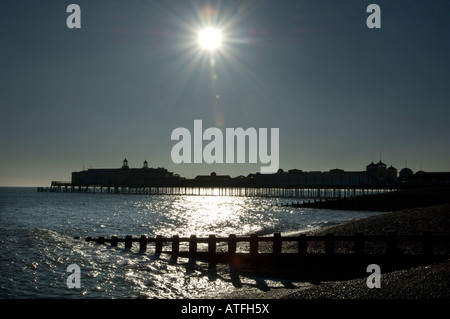 Hastings Pier und Buhnen am Meer in Hastings East Sussex UK Stockfoto