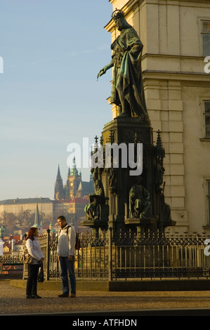 Menschen vor der Gusseisen-Statue von Charles IV am Krizovnicke Namesti Platz in Prag Stockfoto