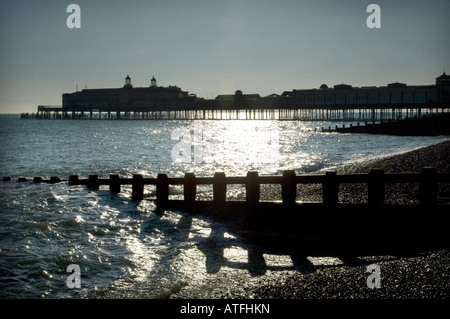 Hastings Pier und Buhnen am Meer in Hastings East Sussex UK Stockfoto