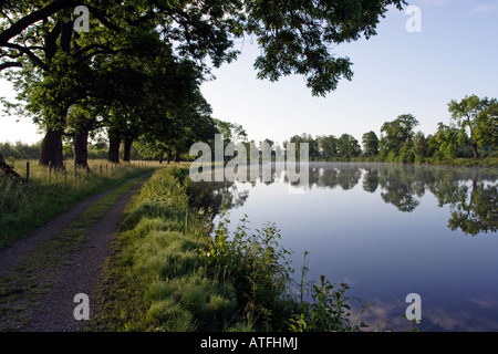 Kanal im frühen Morgen Stockfoto