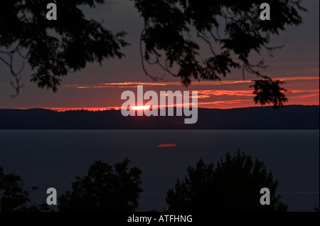 Sonnenuntergang über dem See Stockfoto