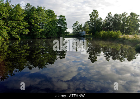 Kanal im frühen Morgen Stockfoto