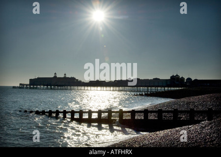 Hastings Pier und Buhnen am Meer in Hastings East Sussex UK Stockfoto