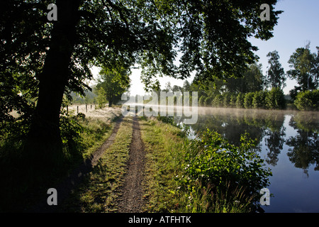 Kanal im frühen Morgen Stockfoto