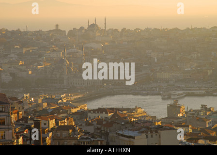 ISTANBUL, TÜRKEI. Ein Abend-Blick über Stadtteil Beyoglu im Winter, mit dem Goldenen Horn und Basar Gebiet hinter. 2007. Stockfoto