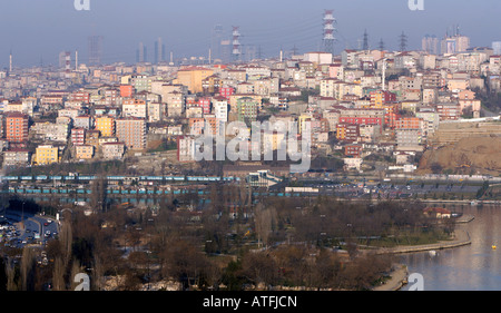 Blick über das Goldene Horn, von der Aussichtsplattform oberhalb der Seilbahn Station, Eyup, Istanbul, Türkei Stockfoto