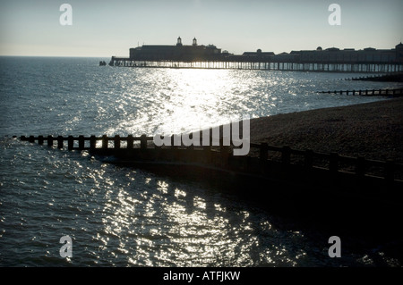 Hastings Pier und Buhnen am Meer in Hastings East Sussex UK Stockfoto