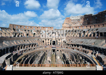 Blick über das Innere des Kolosseums in Rom, Italien. Stockfoto