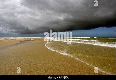 Dramatische Wolken über dem Ozean Stockfoto
