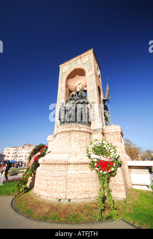 ISTANBUL, TÜRKEI. Das Atatürk-Denkmal am Taksim-Platz am Ende der Istiklal Caddesi im Stadtteil Beyoglu. 2007. Stockfoto