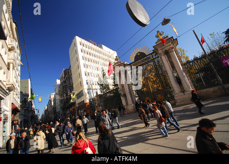 ISTANBUL, TÜRKEI. Samstag-Shopper, vorbei an den Toren von Galatasaray Lycee auf Istiklal Caddesi im Stadtteil Beyoglu. 2007. Stockfoto