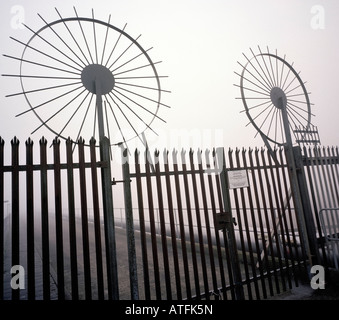 Verzinkte Tore mit kreisförmigen Anti Klettern Spitzen London England UK Stockfoto