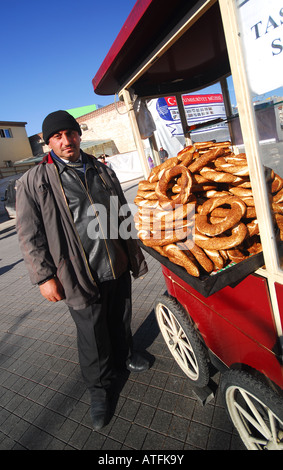 ISTANBUL, TÜRKEI. Mann verkauft Simits (Sesam-beschichtete Brezel Brot) am Taksim-Platz am Ende der Istiklal Caddesi. 2007. Stockfoto